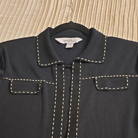 Ming Wang Gold and Black Blazer with Sophisticated Design - Picture 13 of 13